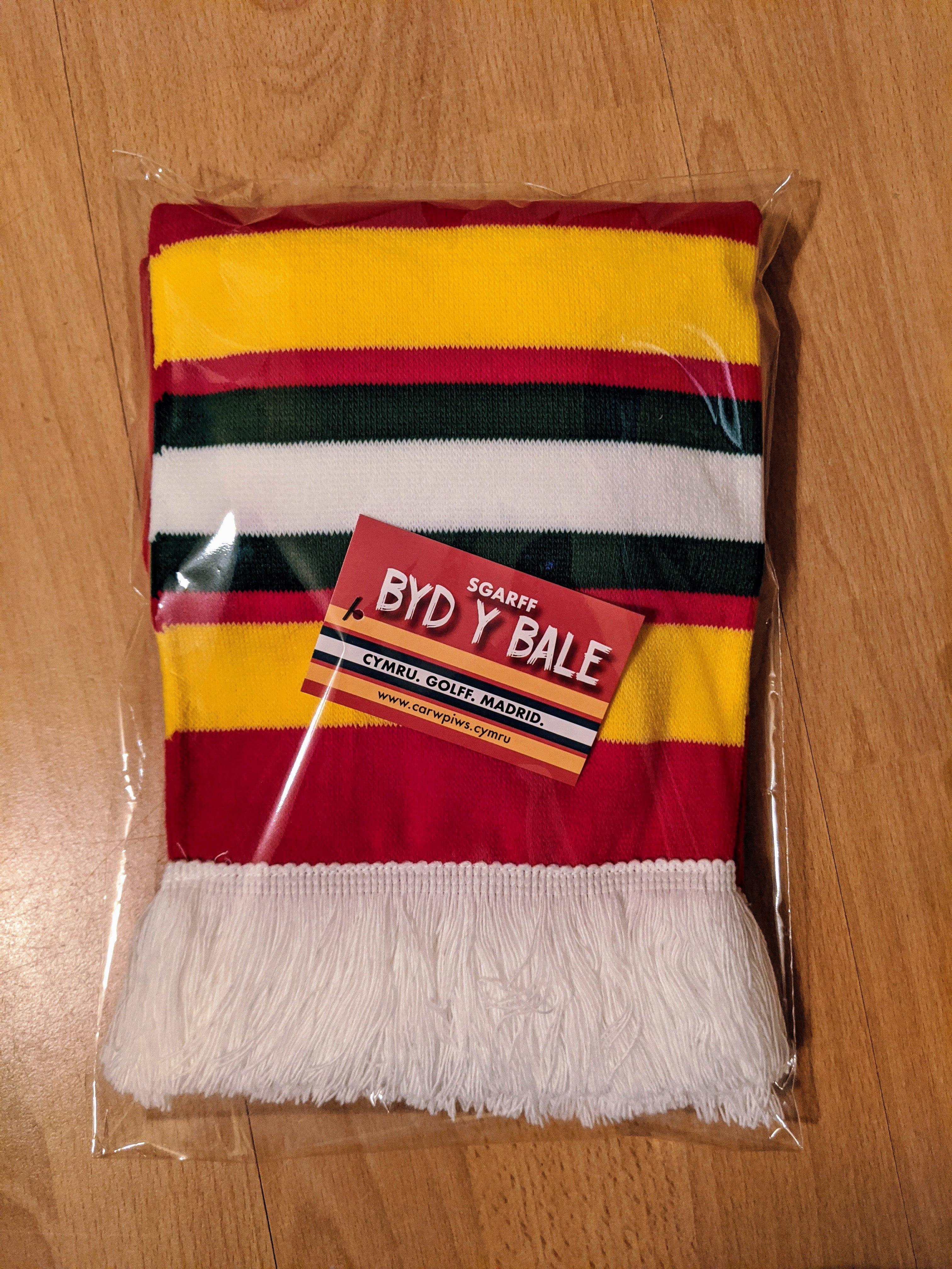 Sgarff 'Cymru. Golff. Madrid.'